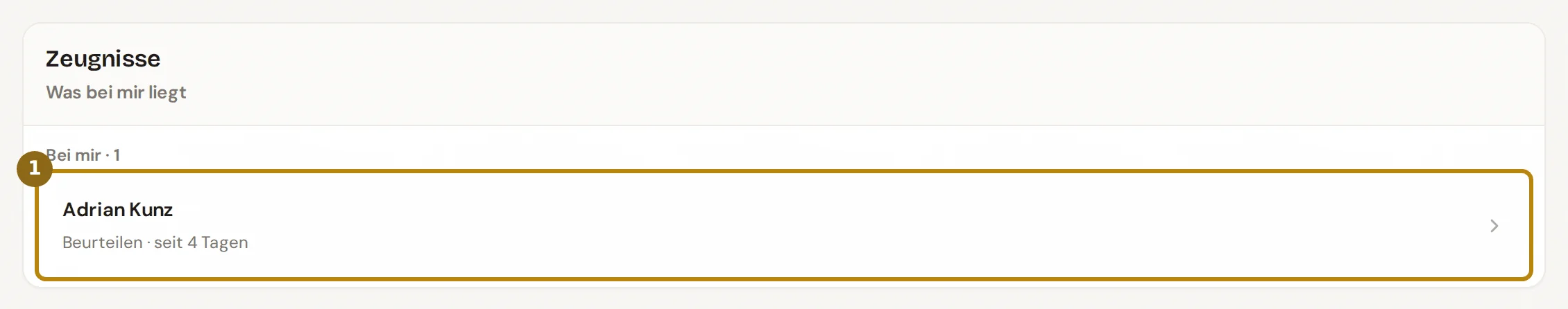 Karte Zeugnisse auf dem Dashboard der Fachleitung mit der Gruppe Bei mir, markiert ist das Zeugnis, das zur Beurteilung bereitliegt