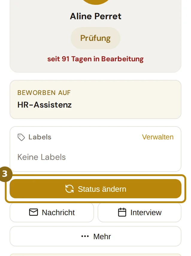 Linke Spalte der Bewerberakte mit Name, Status, Stelle, Labels und den Knöpfen Status ändern, Nachricht und Interview, markiert ist Status ändern