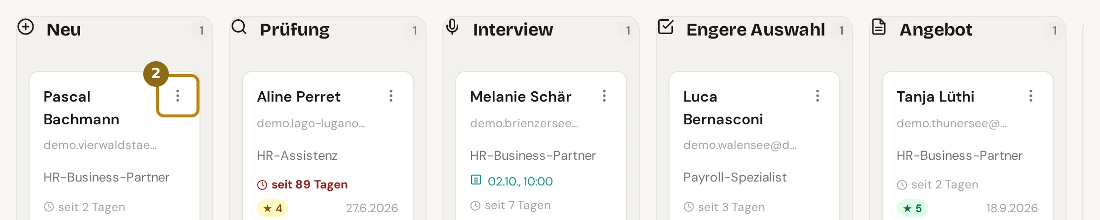 Kanban mit den Spalten Neu, Prüfung, Interview, Engere Auswahl und Angebot, markiert ist das Kartenmenü einer neuen Bewerbung