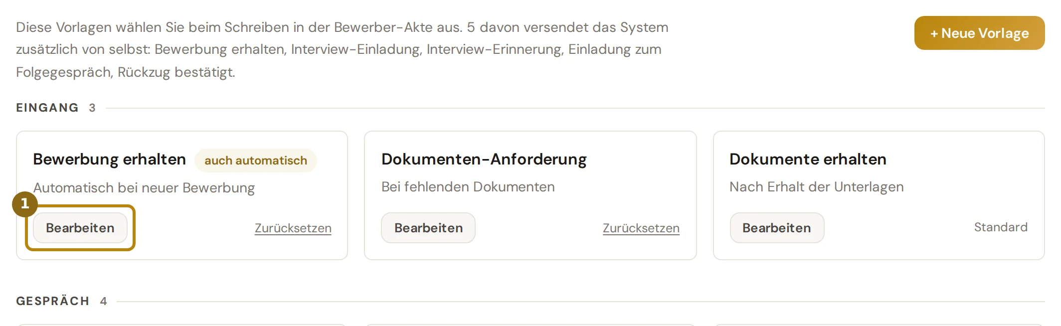 Liste der E-Mail-Vorlagen nach Etappen mit dem Hinweis, welche Vorlagen das System von selbst versendet, markiert ist der Knopf an der Karte Bewerbung erhalten