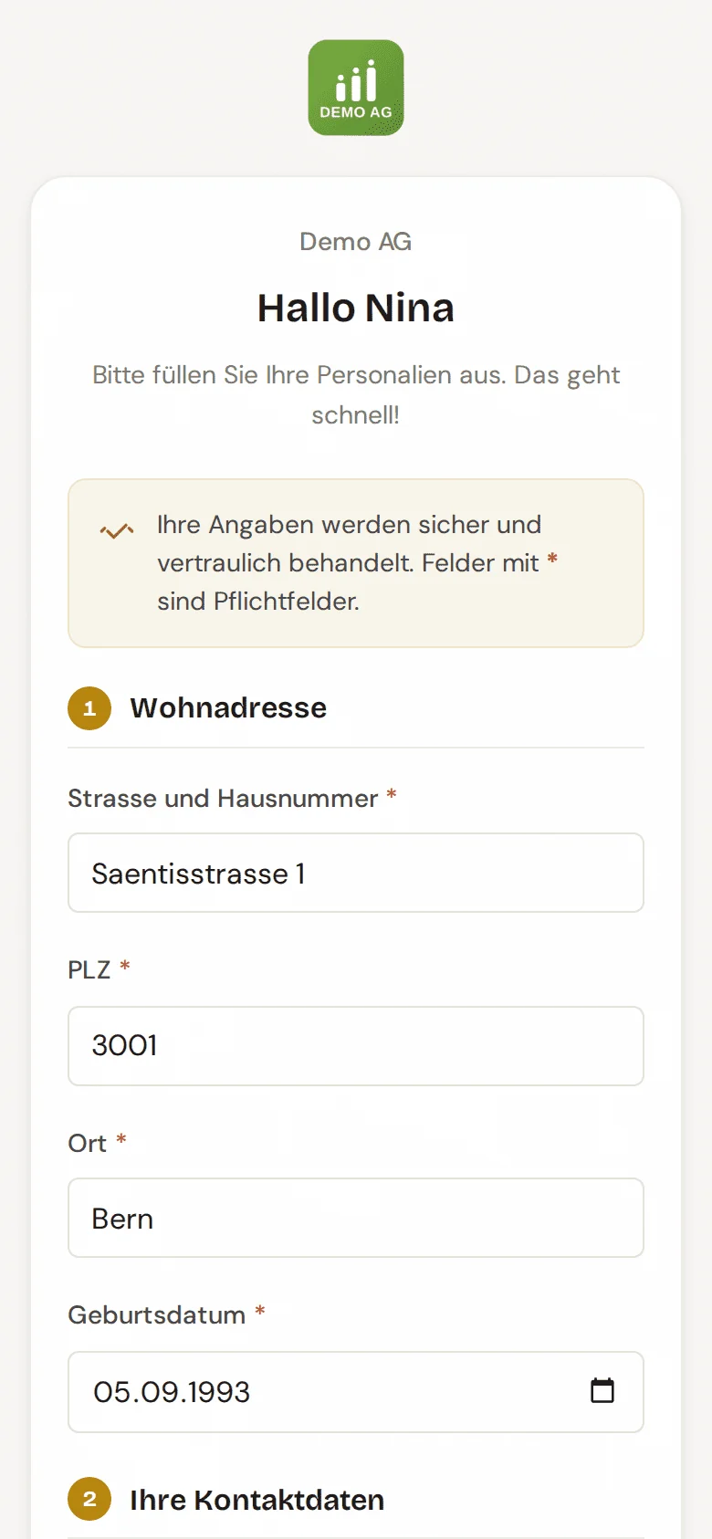 Personalienformular auf dem Handy mit dem Logo der Firma im Kopf, so sieht es die neue Person nach dem Öffnen des Links