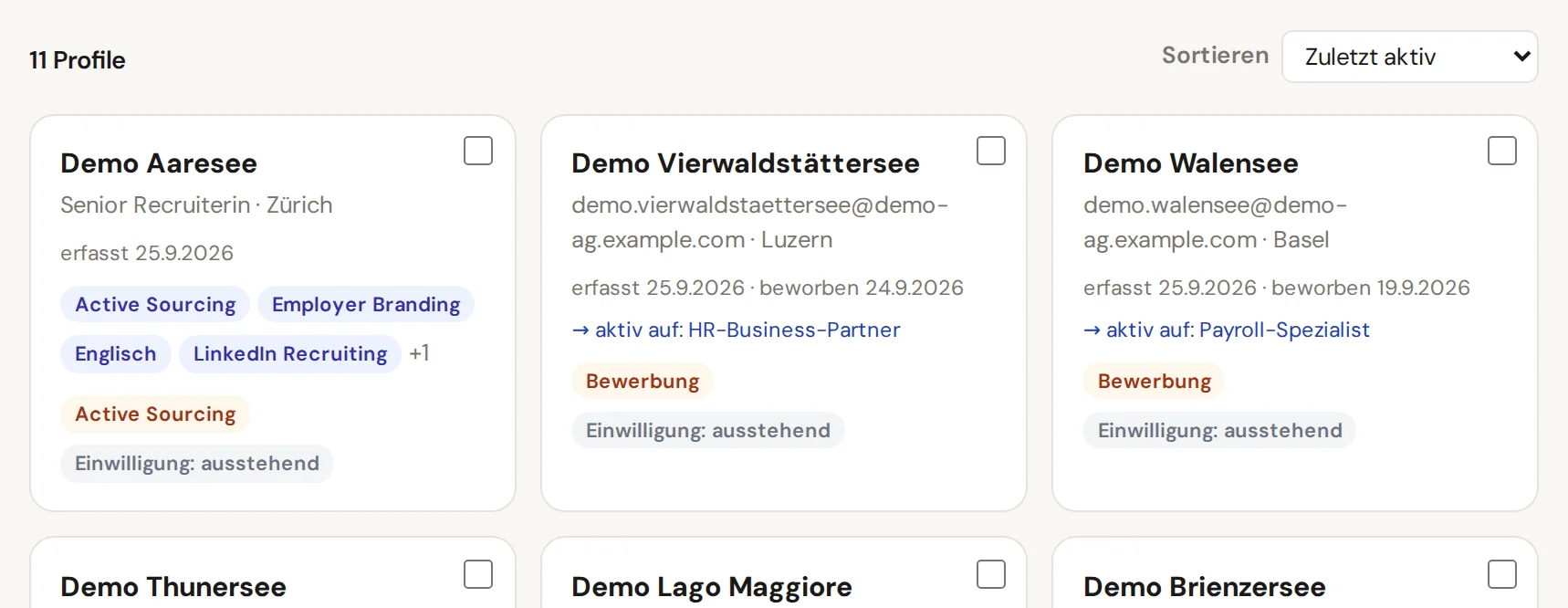 Profilkarten im Talent-Pool mit Quelle und Einwilligungsstatus, etwa Einwilligung erteilt oder Einwilligung ausstehend
